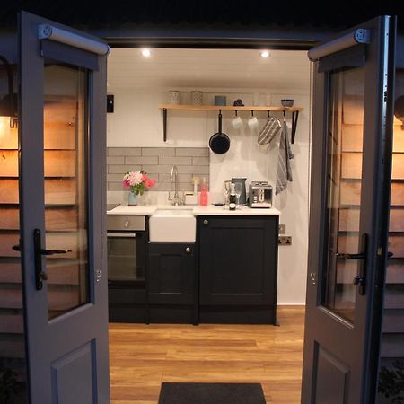 Luxury Shepherds Hut - The Sweet Pea By The Lake York Kültér fotó