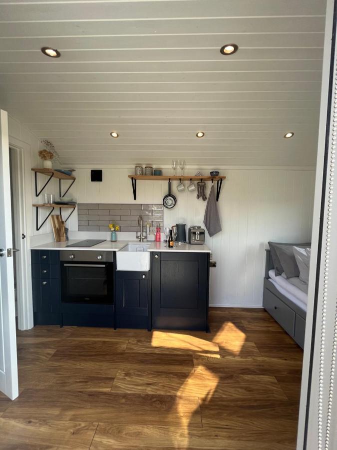 Luxury Shepherds Hut - The Sweet Pea By The Lake York Kültér fotó