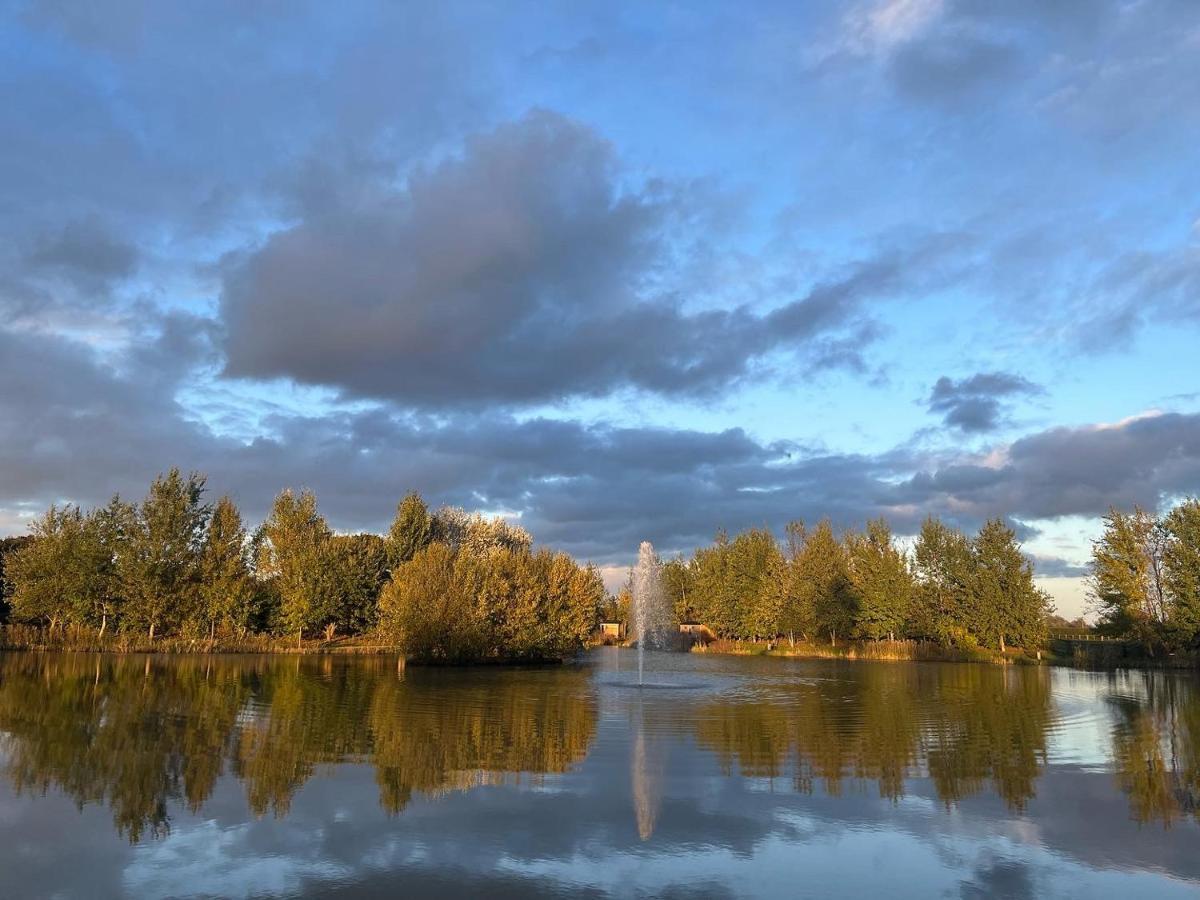 Luxury Shepherds Hut - The Sweet Pea By The Lake York Kültér fotó