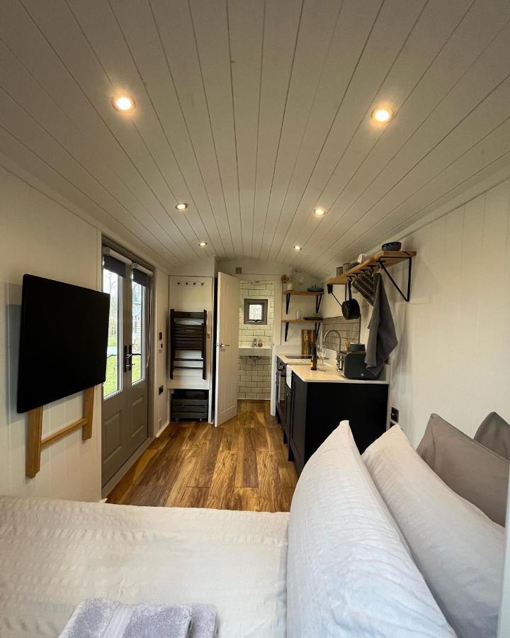 Luxury Shepherds Hut - The Sweet Pea By The Lake York Kültér fotó
